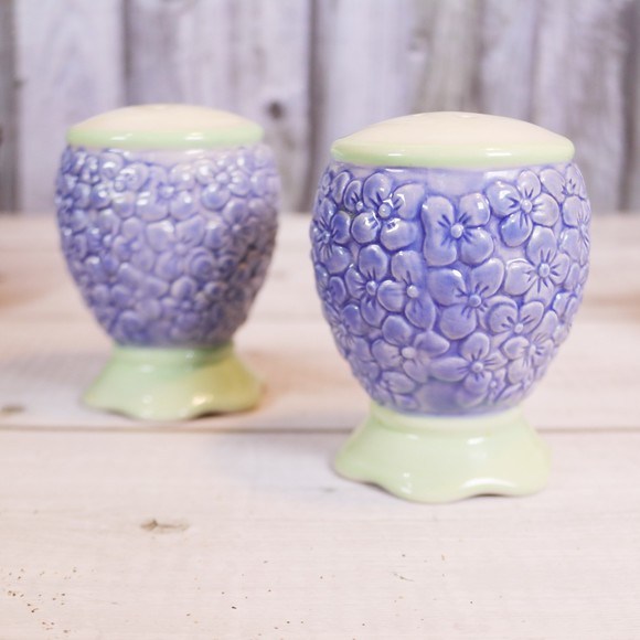 Pfaltzgraff 'Summer Breeze' Salt & Pepper Shakers Sculpted Hydrangeas Blue Green - Picture 1 of 7